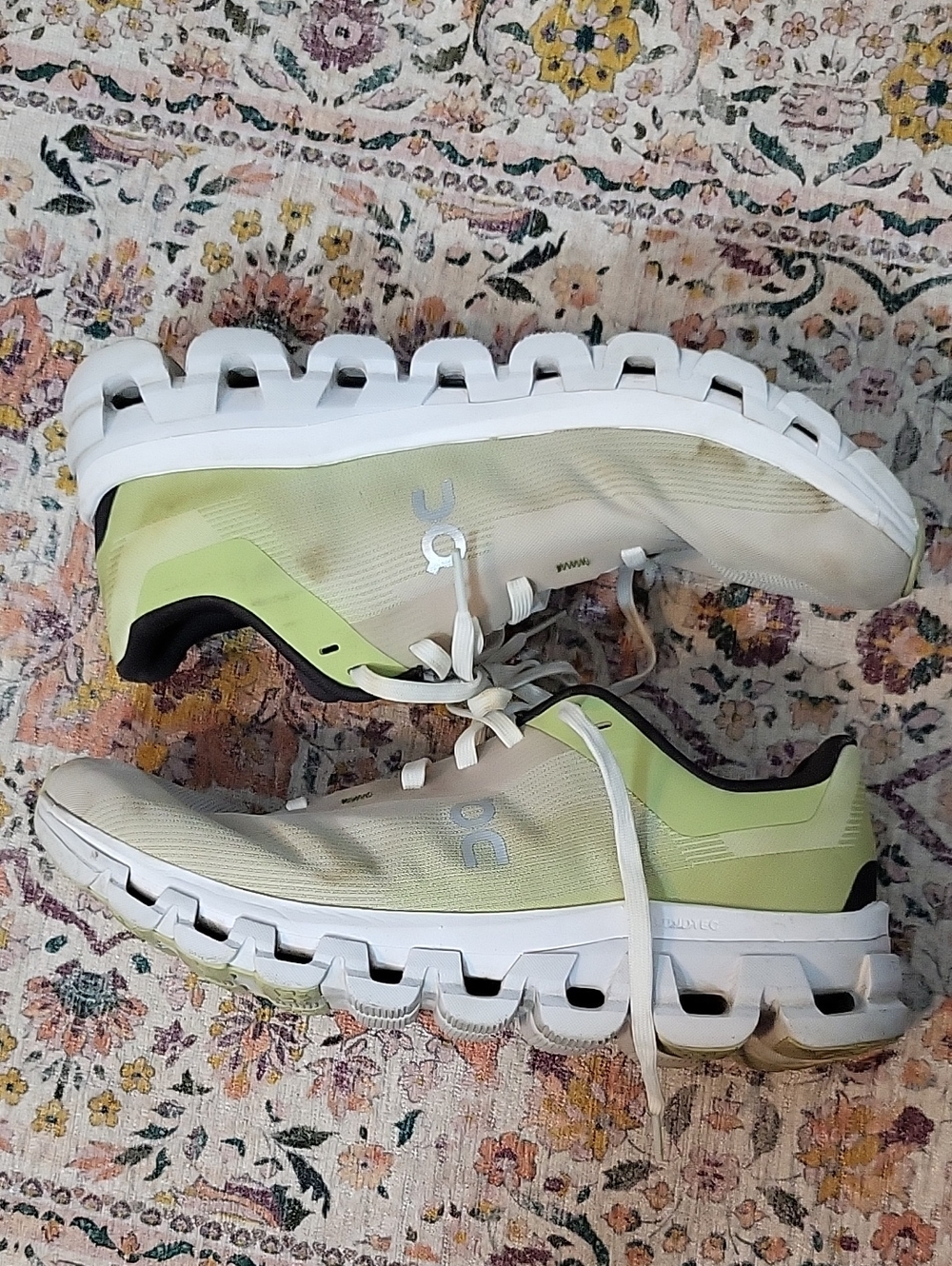 On Cloudflow 4 Running Shoes Women Size 8 - Beige with Lime Accents